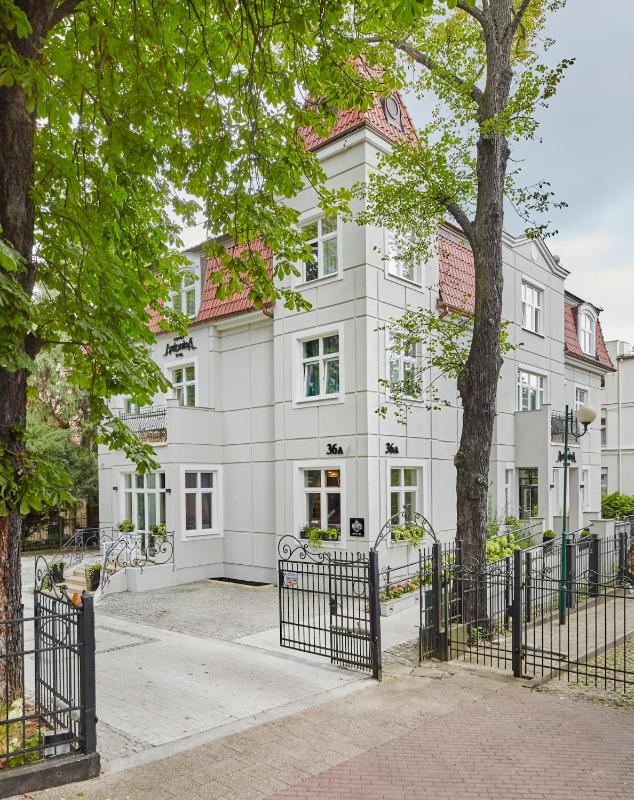 Double or Twin Room image 4