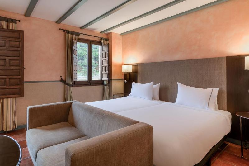 Standard Twin Room image 3