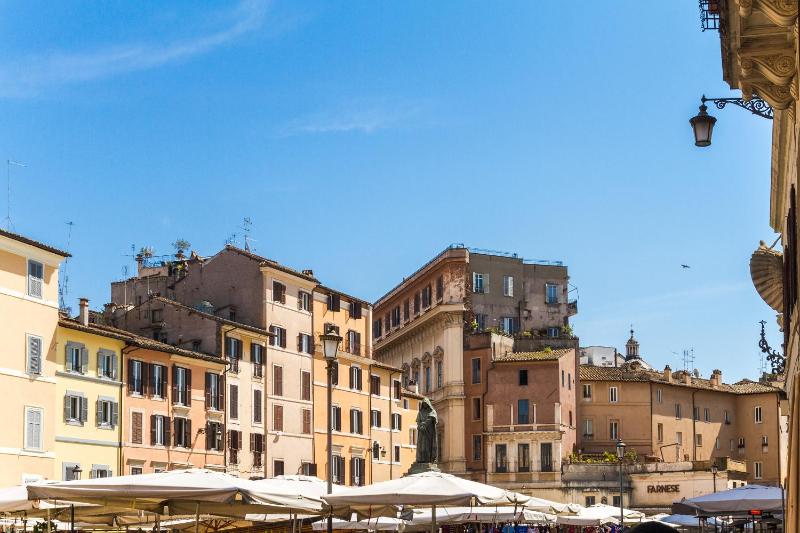 One-Bedroom Apartment - Split Level image 2