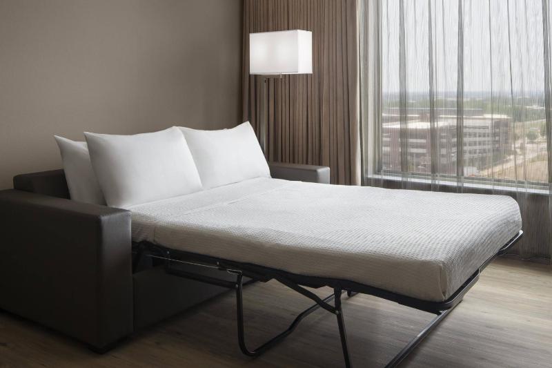 King Guest Room image 4