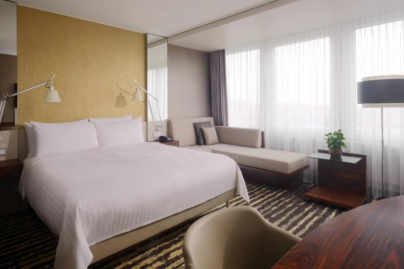 Club King Room with City View and M Club Lounge access  image 1