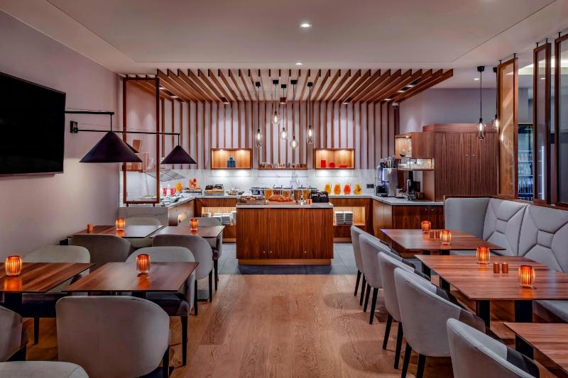 Junior Club Suite with Club Lounge Access image 2