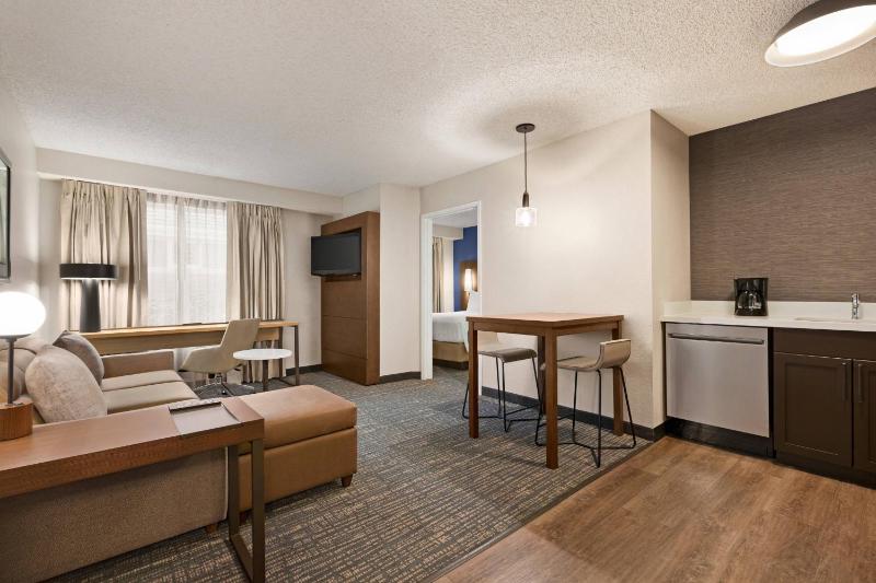 One-Bedroom Queen Suite - Non-Smoking image 4
