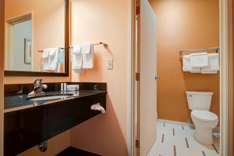 Efficiency Quadruple Room - Non Smoking image 3