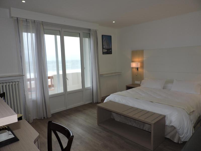 Deluxe Double Room with Balcony and Sea View image 4
