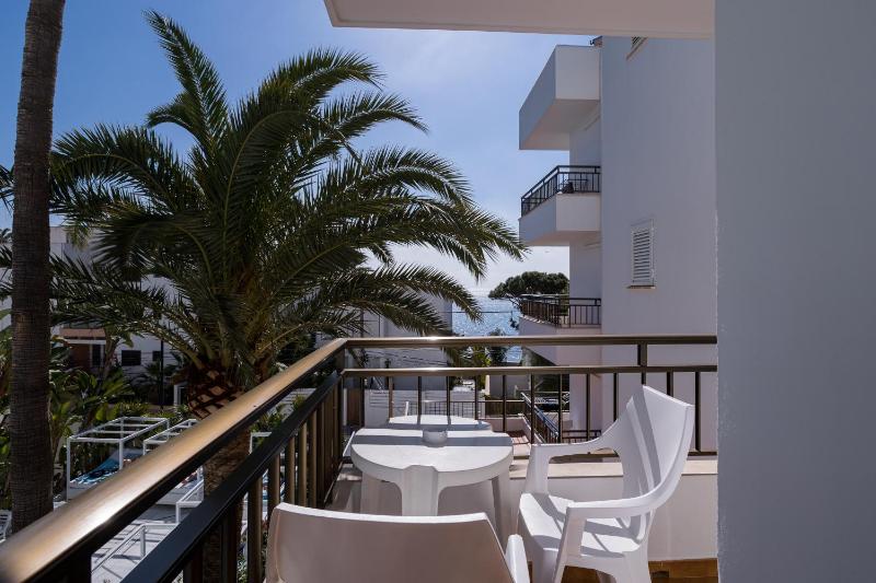 One-Bedroom Apartment image 4