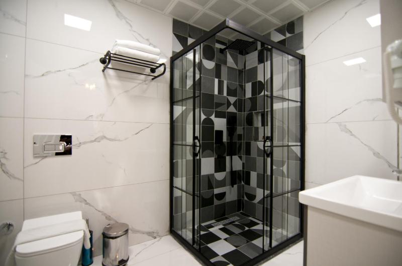 Superior Double Room with Balcony image 4