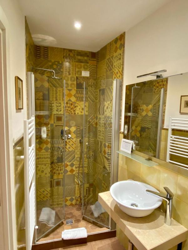 Double Room image 3