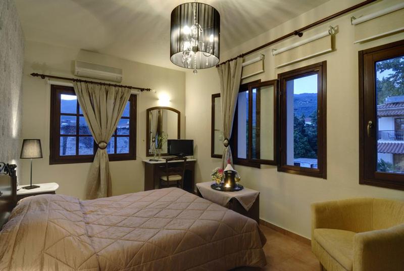 Superior suite with Mountain/Pool and Sea View image 1