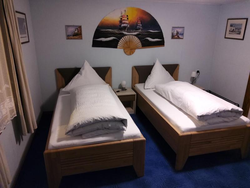 Twin Room image 3