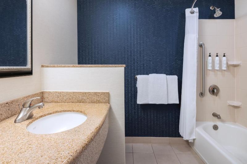 Guest Room, 1 King image 2