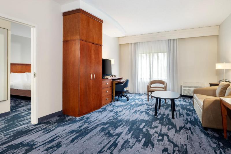 1 Bedroom Suite, 1 King, Sofa bed image 2