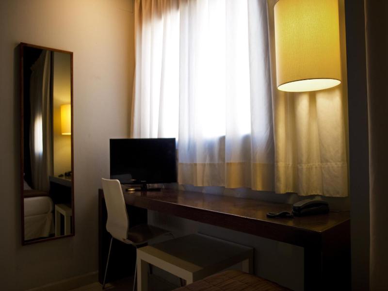 Double or Twin Room image 2