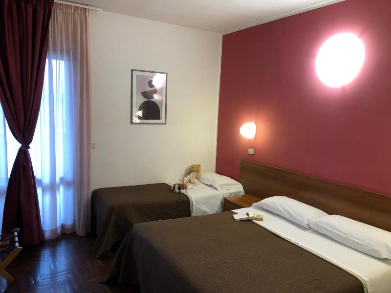 Standard Triple Room image 2