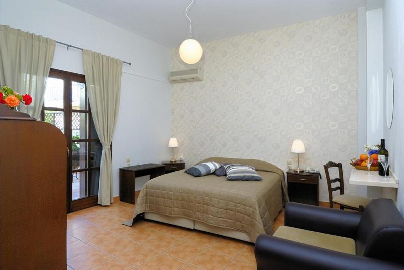 Triple Room with Pool View image 4