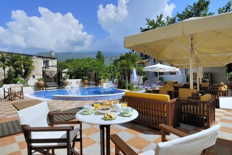 Triple Room with Pool View image 1