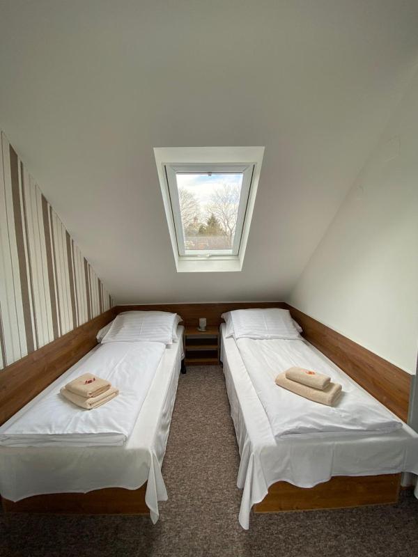 Economy Twin Room image 1