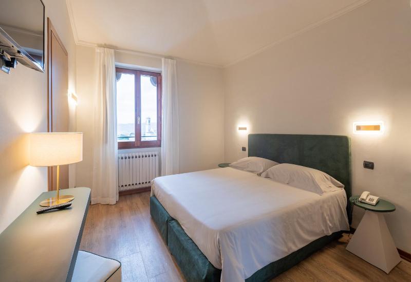 Standard Double Room image 3