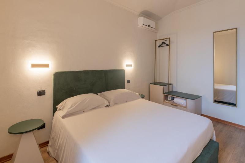 Standard Double Room image 4