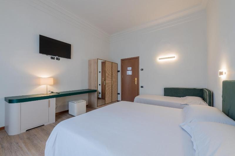 Standard Triple Room image 3