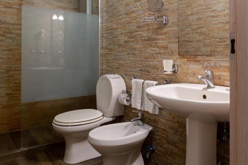 Standard Triple Room image 4
