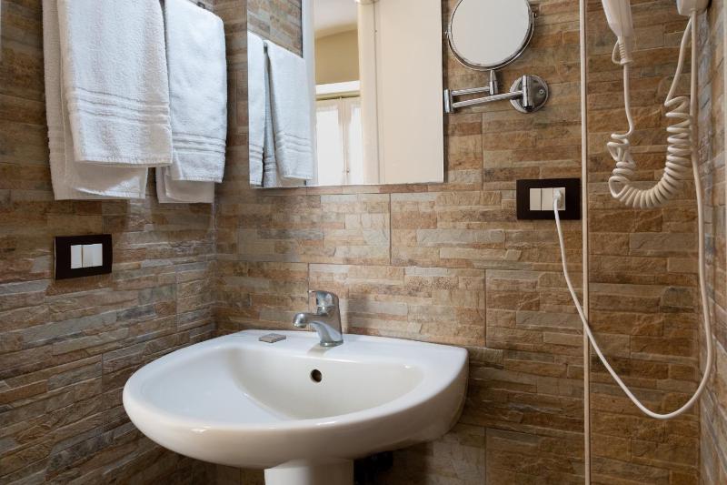 Standard Triple Room image 3