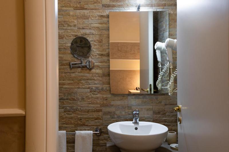Standard Triple Room image 2