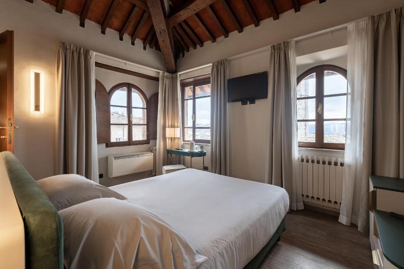 Deluxe Double Room image 1