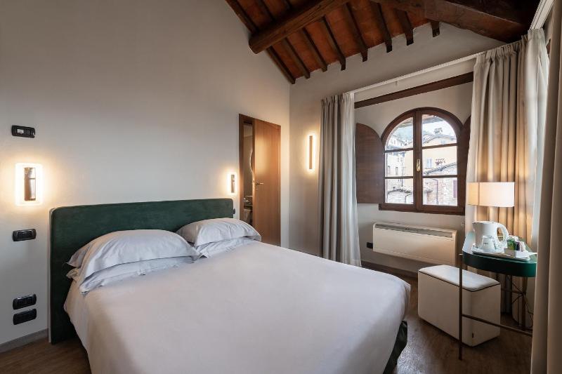 Deluxe Double Room image 4