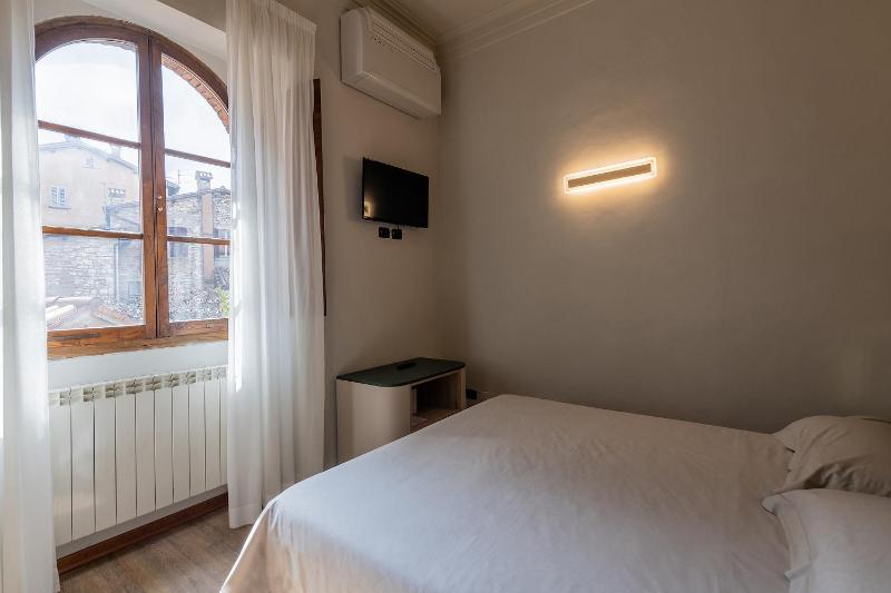 Standard Quadruple Room image 4