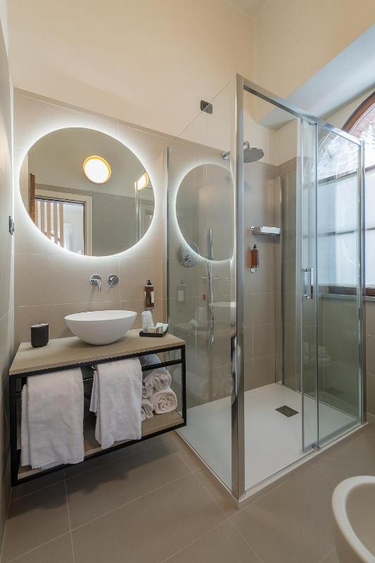 Standard Quadruple Room image 2