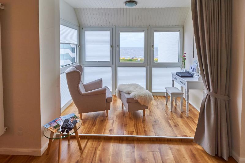 Junior Suite with Partial Sea View image 4