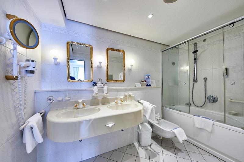 Junior Suite with Partial Sea View image 3