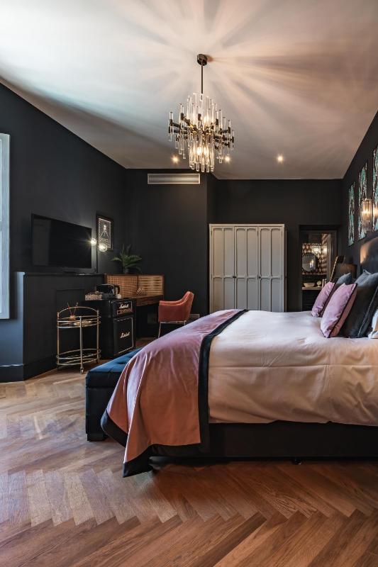 Superior Double or Twin Room with Pool View image 4