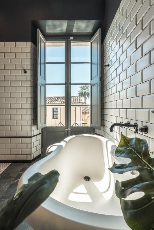 Deluxe Double Room with Bath image 4