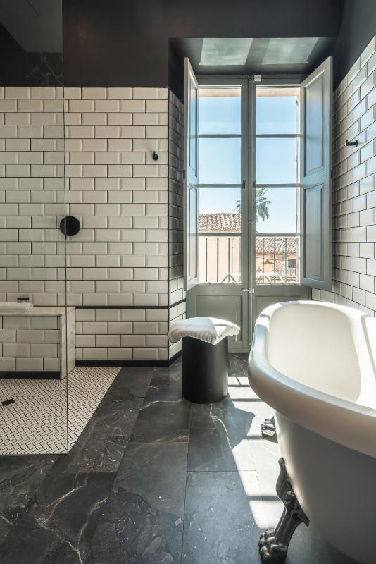 Deluxe Double Room with Bath image 3