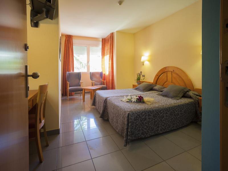 Twin Room image 2