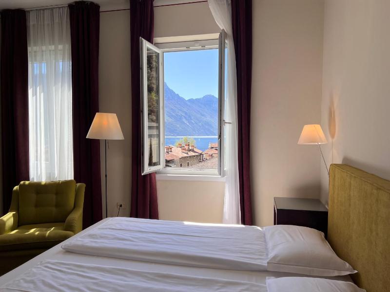 Double Room with Lake View image 3