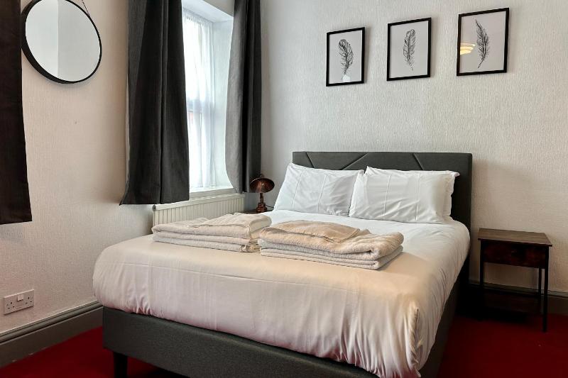 Large Double Room image 4