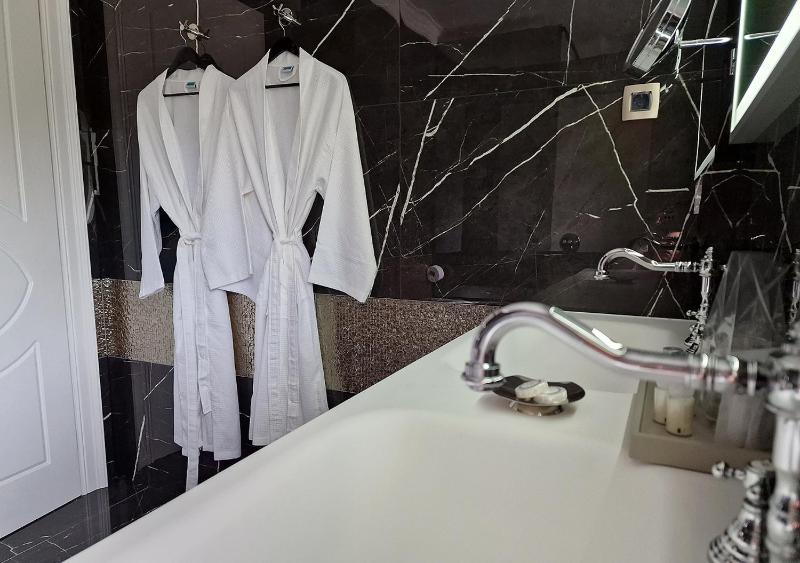 Deluxe King Room image 3