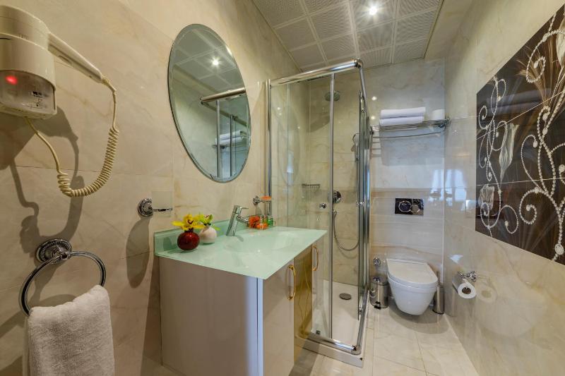 Deluxe Double Room with Sea View image 2