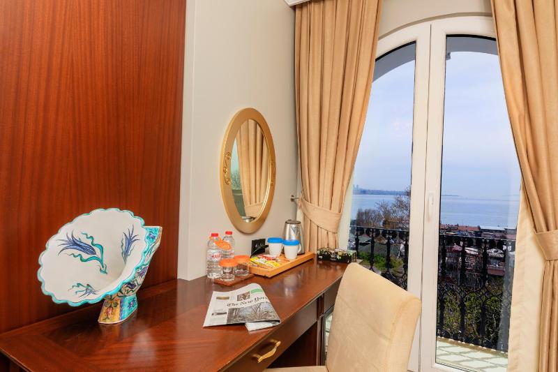Deluxe Double Room with Sea View image 4