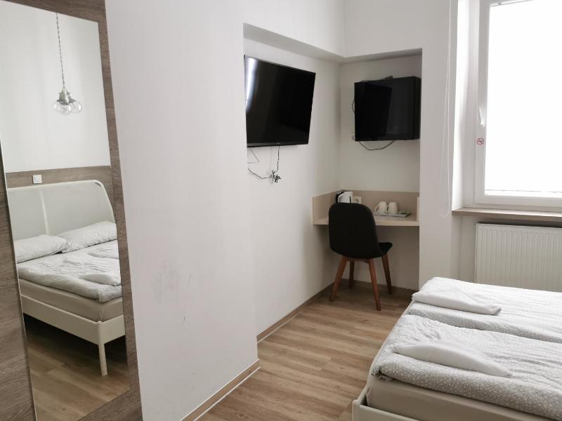 Double Room image 4
