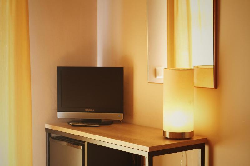 Twin Room image 4