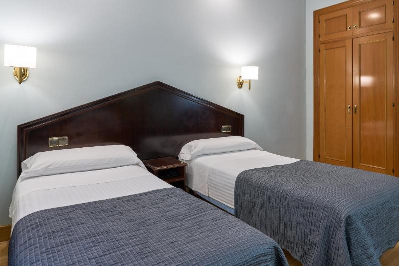 Double or Twin Room image 3