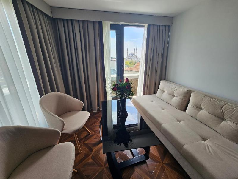 Deluxe Suite with Sea View image 3