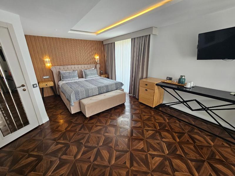 Deluxe Suite with Sea View image 4