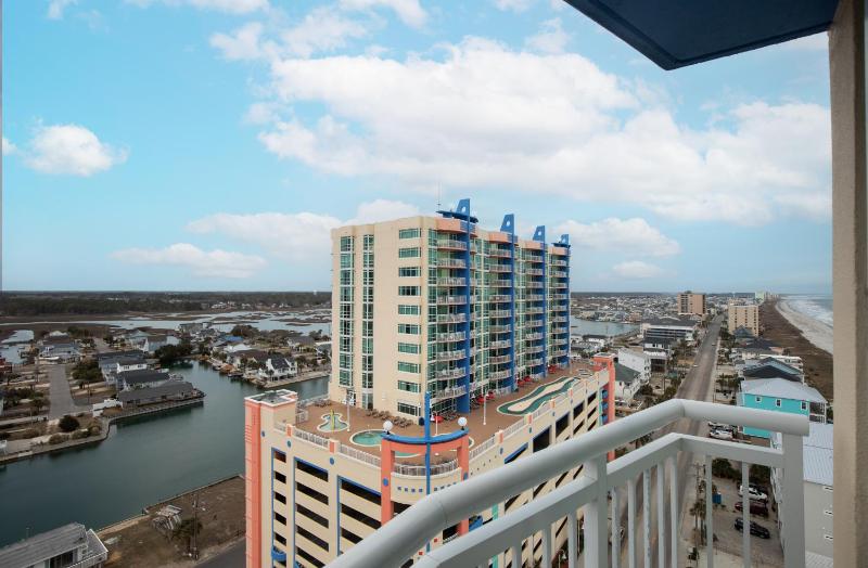 One-Bedroom Suite with Boulevard View image 3