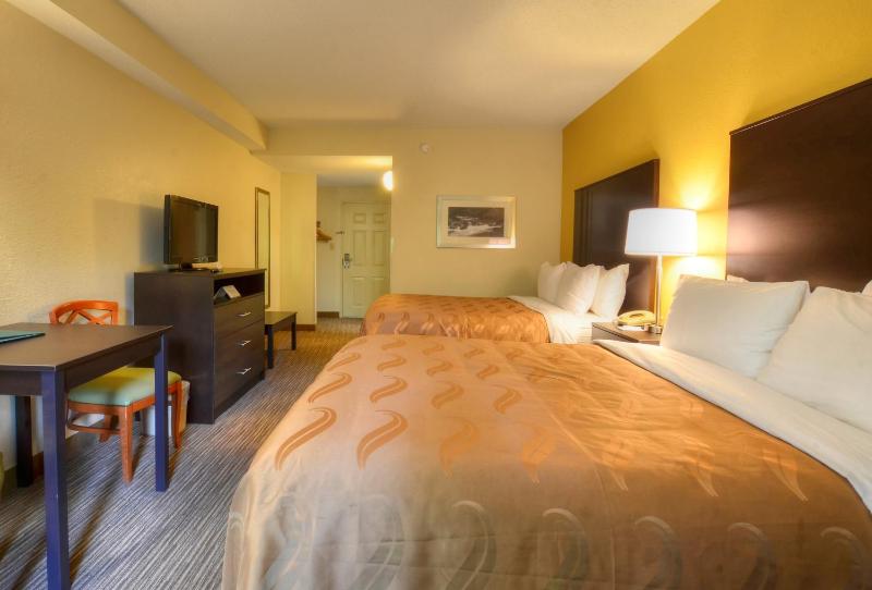 Queen Room with Two Queen Beds - Non-Smoking image 2