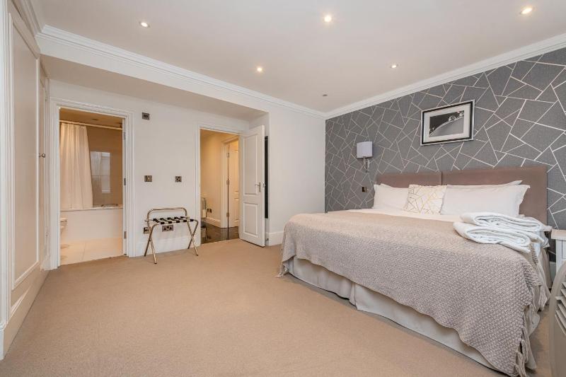 Deluxe Two-Bedroom Apartment image 3